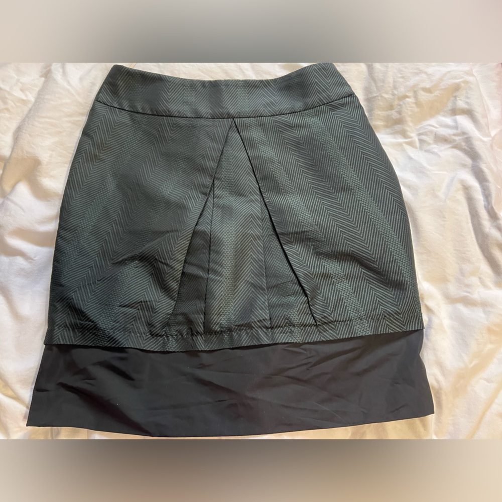 BCBG Max Azria Black & Green Textured Mini Skirt Pleated Detail Size 0